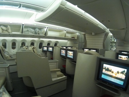 royal jordanian b787 dreamliner business class royal crown class amman bangkok hongkong cabin seats
