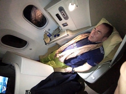 business class full flat bed long haul vietnam airlines dreamliner 787 hanoi paris han cdg
